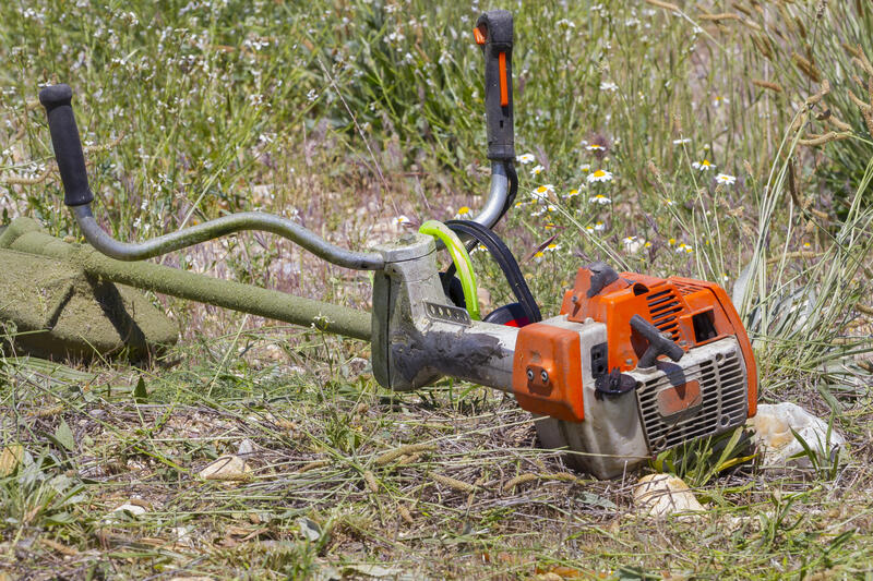 &Eacute;lagage et d&eacute;broussaillage dans un jardin &agrave; Pertuis
